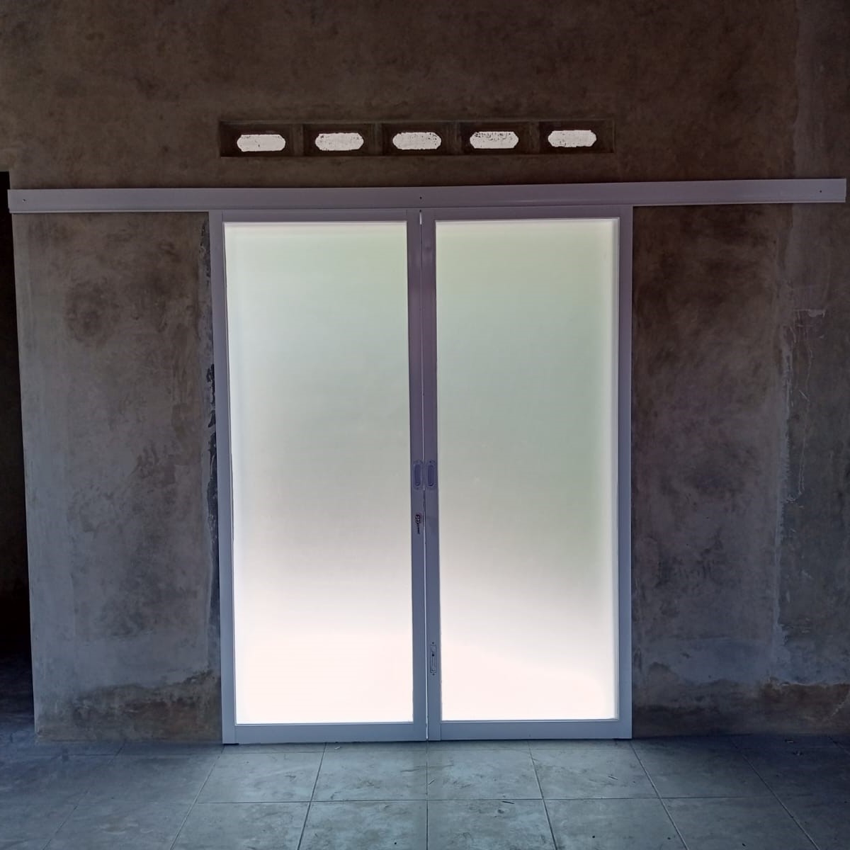 pintu slide partisi alumunium